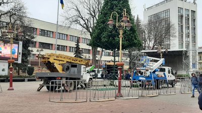 В Івано-Франківську демонтували головну ялинку В Івано-Франківську демонтували головну ялинку