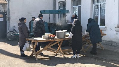 "Чим можемо, допомагаємо": у місті на Полтавщині готують обіди для переселенців "Чим можемо, допомагаємо": у місті на Полтавщині готують обіди для переселенців