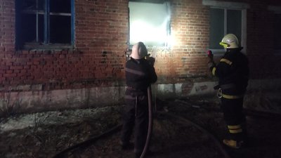 Рятувальники гасять пожежу у Краснопавлівці Рятувальники гасять пожежу у Краснопавлівці