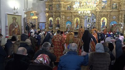 У церкві зібралося близько сотні людей У церкві зібралося близько сотні людей