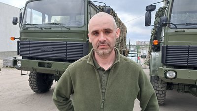 Чотири вантажівки підвищеної прохідності передали військовим волонтери Гуманітарного хабу "Житомир" Чотири вантажівки підвищеної прохідності передали військовим волонтери Гуманітарного хабу "Житомир"