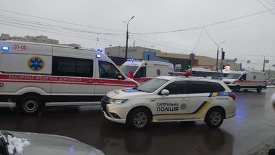 У Луцьку автівка в'їхала у натовп людей, які переходили дорогу: є травмовані У Луцьку автівка в'їхала у натовп людей, які переходили дорогу: є травмовані