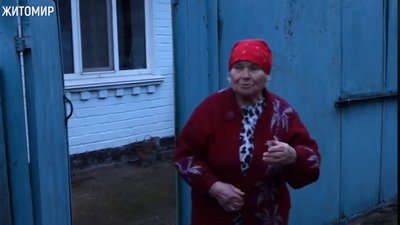 У Житомирі 100-річна жінка оббиває пороги чиновників. Бо темно у її провулку