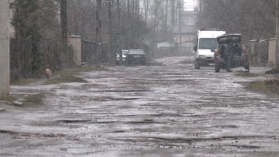 "Як у найгіршому селі". Франківці скаржаться на дороги в місцевих дворах