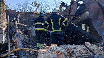 Рятувальники розбирають завали після удару по Катеринівці