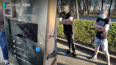 У Рівному чоловік трощив автомийку, оприлюднено відео У Рівному чоловік трощив автомийку, оприлюднено відео