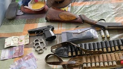 Поліцейські Дніпропетровщини затримали 35-річного жителя, у якого вилучили наркотики та боєприпаси