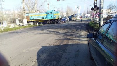 У Херсоні поїзд взяв на таран "Opel" У Херсоні поїзд взяв на таран "Opel"