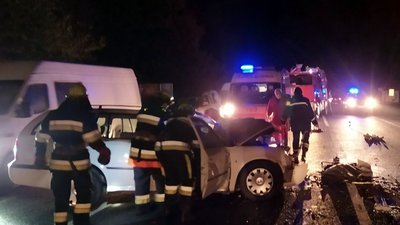 Спершу вогнеборці надали допомогу медикам у транспортуванні потерпілих до карет екстреної медичної допомоги Спершу вогнеборці надали допомогу медикам у транспортуванні потерпілих до карет екстреної медичної допомоги