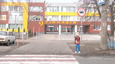 У Черкасах біля школи встановили ростові фігури дітей