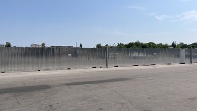 Територію біля ТЦ "Амстор" після обстрілу огородили парканом