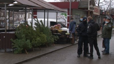 Виявили двох порушників: у Черкасах екоінспектори перевіряли пункти продажу ялинок Виявили двох порушників: у Черкасах екоінспектори перевіряли пункти продажу ялинок