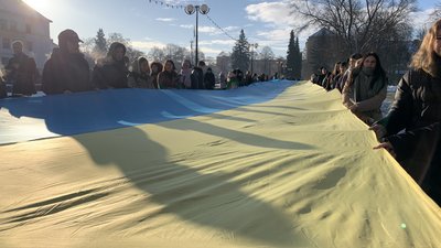 До Дня Соборності України в Ужгороді розгорнули 100-метровий державний прапор До Дня Соборності України в Ужгороді розгорнули 100-метровий державний прапор