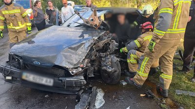 Рятувальники деблокують водія на місці аварії у селі Ольганівка Луцького району