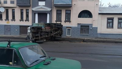 Перекинута вантажівка та водій у лікарні: наслідки аварії у Харкові