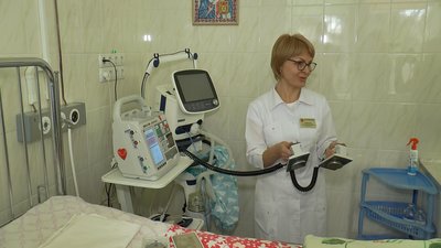 Тетяна Будинська показує новий дефібрилятор Тетяна Будинська показує новий дефібрилятор