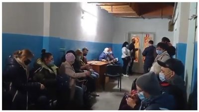 У Запоріжжі через посилення обмежень в транспорті, до пунктів вакцинації утворилися черги У Запоріжжі через посилення обмежень в транспорті, до пунктів вакцинації утворилися черги