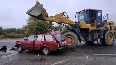 На Житомирщині навантажувач зіткнувся з ВАЗом: одна людина загинула, ще двоє – в лікарні