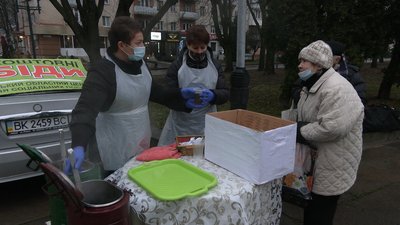 У центрі Рівного почали роздавати безкоштовні обіди для людей у скруті
