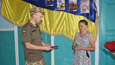 Родині загиблого в ООС військового 92-ї бригади Андрія Теперика передали орден "За мужність" Родині загиблого в ООС військового 92-ї бригади Андрія Теперика передали орден "За мужність"