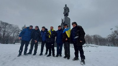 Харків'яни несуть квіти до пам'ятника Шевченка у річницю його дня народження Харків'яни несуть квіти до пам'ятника Шевченка у річницю його дня народження