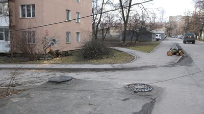 Знесена зупинка та деревопад: наслідки поривів вітру на Вінниччині