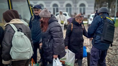 Рятувальники та пасажири потягу