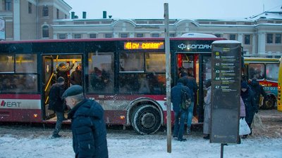 Автобуси, громадський транспорт, кладовище, Різдво, свята