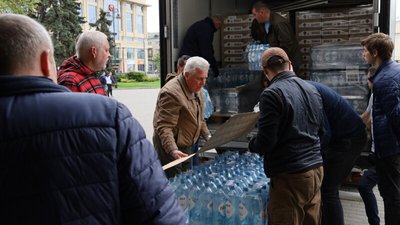 Мінеральна вода та ситні галети: до Луцька доправили гуманітарну допомогу з Норвегії Мінеральна вода та ситні галети: до Луцька доправили гуманітарну допомогу з Норвегії