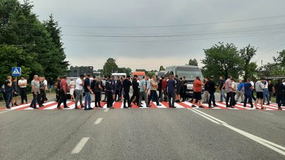 На Франківщині перекрили дорогу національного значенння На Франківщині перекрили дорогу національного значенння