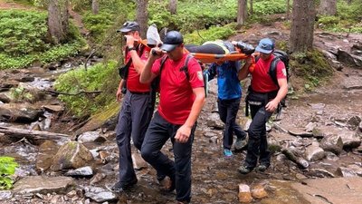 Гірські рятувальники, ноші, туристка, Одеса, Карпати, Говерла