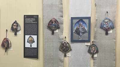 Ікони на рибі. У Миколаєві відкрили персональну виставку херсонської художниці Оксани Оснач Ікони на рибі. У Миколаєві відкрили персональну виставку херсонської художниці Оксани Оснач
