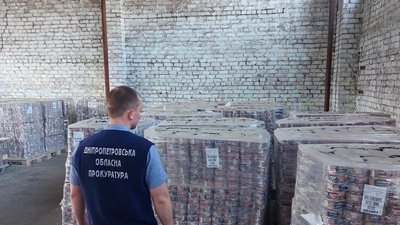 Правоохоронці затримали жителя Дніпра за підозрою у продажі гуманітарки Правоохоронці затримали жителя Дніпра за підозрою у продажі гуманітарки
