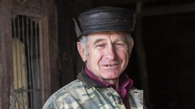 "Коні все розуміють": історія волинянина, який понад 20 років їздить містом на підводі "Коні все розуміють": історія волинянина, який понад 20 років їздить містом на підводі