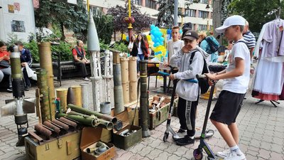 Збирали гроші для ЗСУ. В Івано-Франківську відбувся благодійний ярмарок "Save Ukraine" Збирали гроші для ЗСУ. В Івано-Франківську відбувся благодійний ярмарок "Save Ukraine"