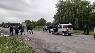 На Прикарпатті селяни перекрили дорогу – вимагають ремонту На Прикарпатті селяни перекрили дорогу – вимагають ремонту