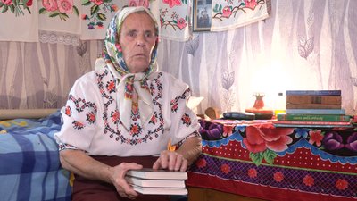 Читає до шести книжок у тиждень. 85-річна Ольга Чернова. СУСПІЛЬНЕ | ЛЮДИ