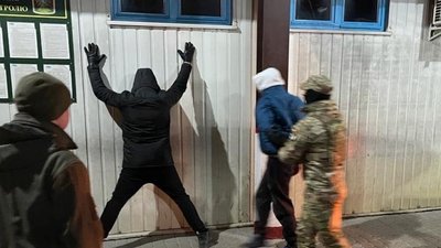 Закарпатця, якого підозрюють у сприянні виїзду за кордон 3 чоловіків, взяли під варту