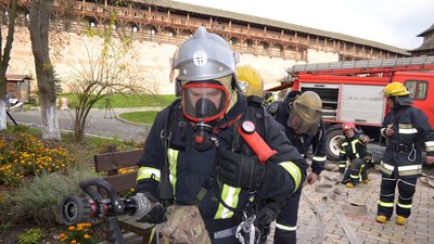 Рятувальники тренувалися гасити пожежу в Луцькому замку Любарта Рятувальники тренувалися гасити пожежу в Луцькому замку Любарта