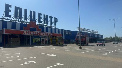 Горить дах Епіцентру: росіяни балістичною ракетою вдарили по центру Прилук