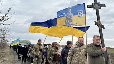 "Хто, як не я?". На Миколаївщині через 18 місяців після загибелі попрощалися з військовим Русланом Ходою "Хто, як не я?". На Миколаївщині через 18 місяців після загибелі попрощалися з військовим Русланом Ходою