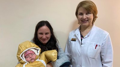 Після операції вперше побачила дітей. У Львові хірурги повернули зір 23-річній жінці