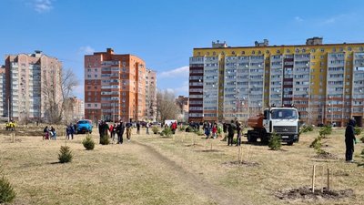 У Сумах біля озера Чеха озеленюють територію (ФОТО)