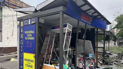 Зруйнована атакою РФ крамничка на Лук'янівці