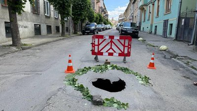 Провалля дороги на вулиці Конституційній у Чернівцях