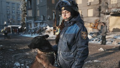 бельгійська вівчарка Мрія і кінологиня Альона Сіленко