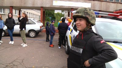 У Житомирі поліцейські та рятувальники провели уроки для дітей з вадами слуху У Житомирі поліцейські та рятувальники провели уроки для дітей з вадами слуху