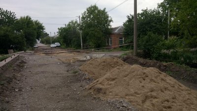 Кропивничанин не може два місяці виїхати із двору через розриту дорогу Кропивничанин не може два місяці виїхати із двору через розриту дорогу