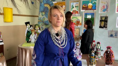 Членкиня Національної спілки майстрів народного мистецтва Олеся Вакуленко у селі на Чернігівщині на фестивалі "Великоднє сяйво", який зібрав роботи майстрів з чотирьох областей Членкиня Національної спілки майстрів народного мистецтва Олеся Вакуленко у селі на Чернігівщині на фестивалі "Великоднє сяйво", який зібрав роботи майстрів з чотирьох областей