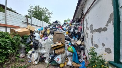 У Полтаві вдруге вивезуть сміття із подвір’я жінки на вулиці Небесної Сотні У Полтаві вдруге вивезуть сміття із подвір’я жінки на вулиці Небесної Сотні